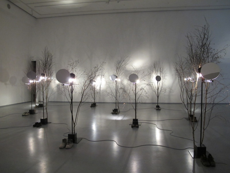 №3 Инсталляция с деревьями, ботинками, черепами и зеркалами, автор Ребекка Хорн