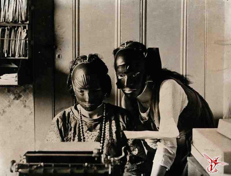 12. Резиновые "маски красоты", которые носили, чтобы избавиться от морщин и недостатков кожи. 1921 год. 