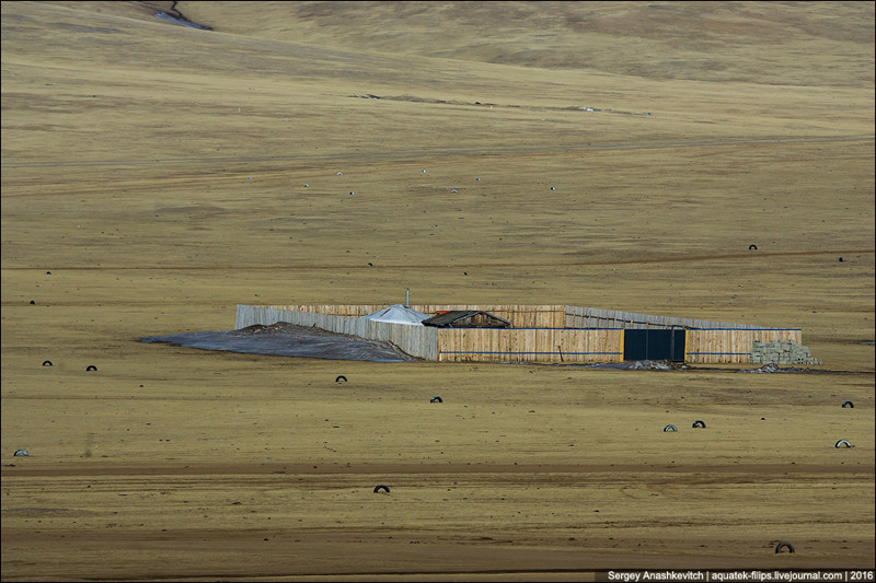 Зачем монголы ставят заборы посреди степей