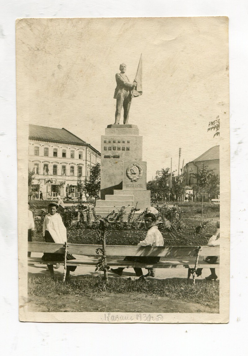 Памятник Н.Э.Бауману.1930г.