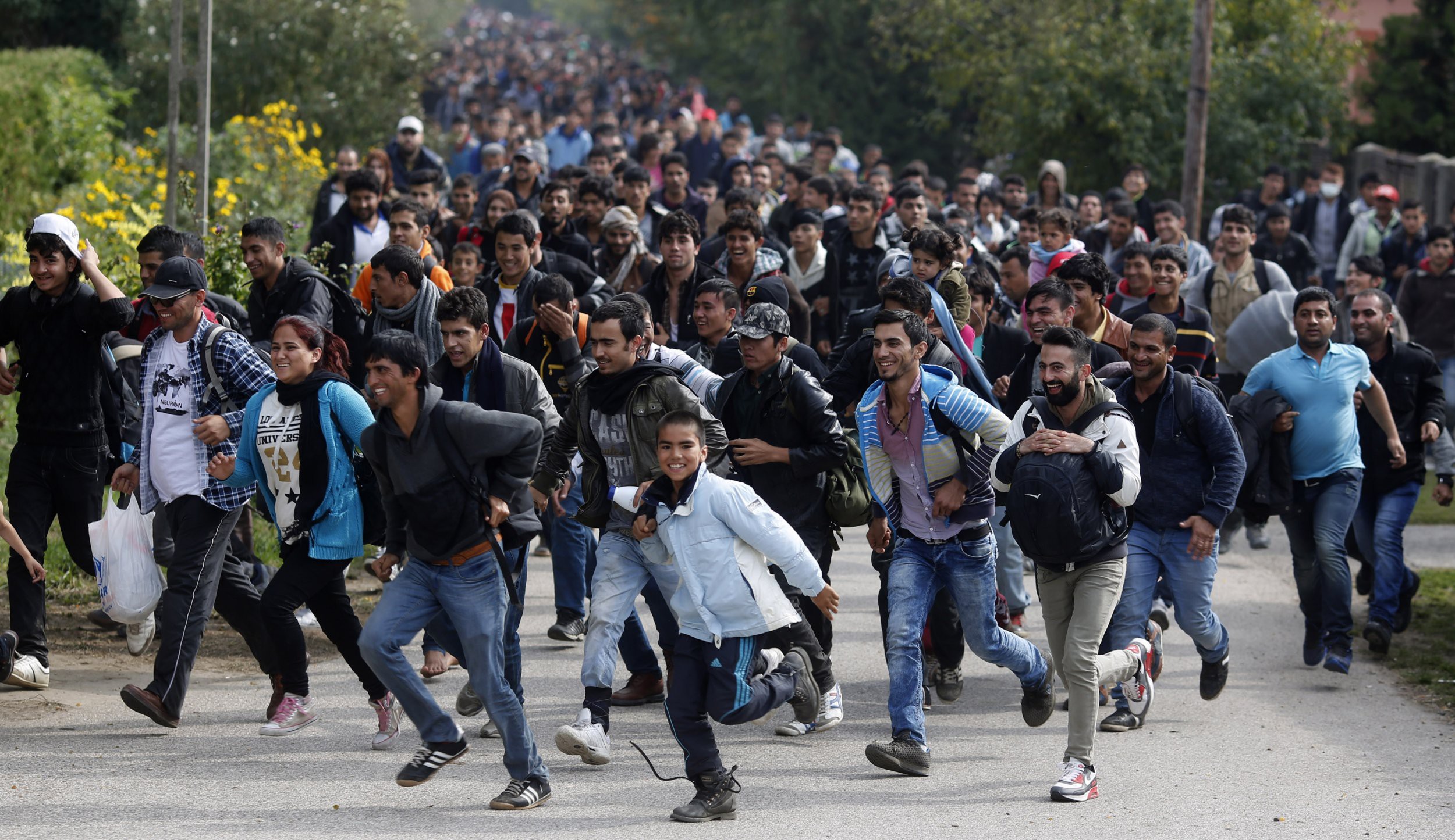 Мнения европейцев. Толпа мигрантов. Мигранты в Европе. Толпа беженцев. Толпа бежит.