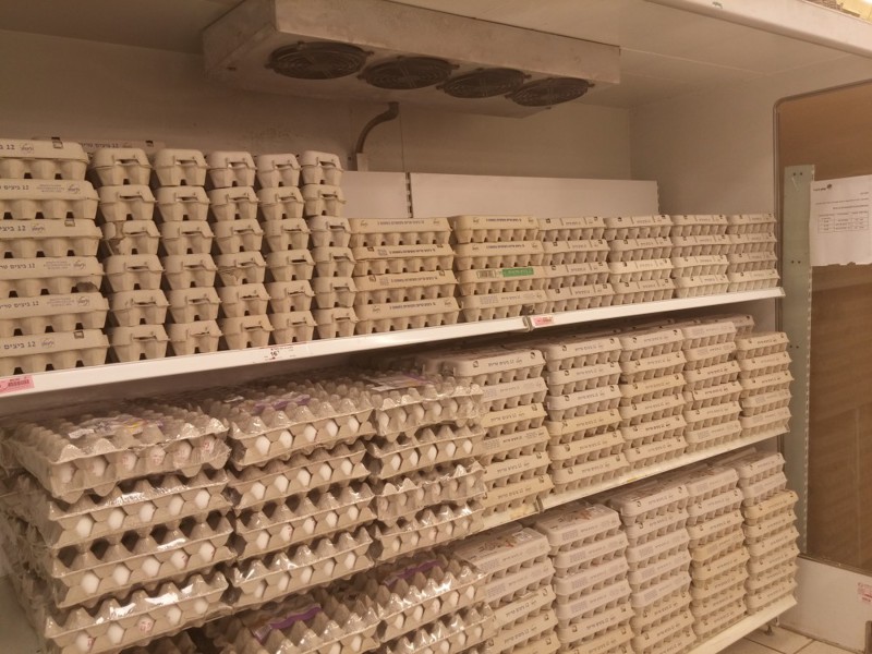 24. Яйца (12 штук) = 188-223 руб (в зависимости от размера яиц)