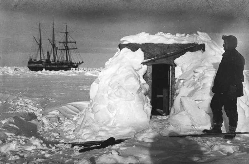 Команде пришлось разбить лагерь прямо на плывущей льдине.