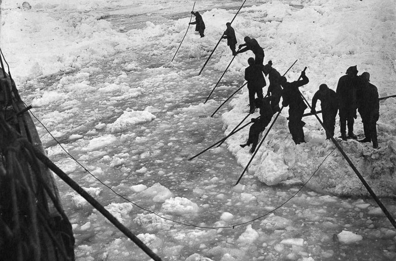 Экипаж пытался расчистить путь во льдах для корабля.