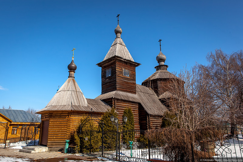  Справа - деревянная церковь преподобного Сергия Радонежского. Почему-то дверь-жалюзи при входе в неё была опущена.