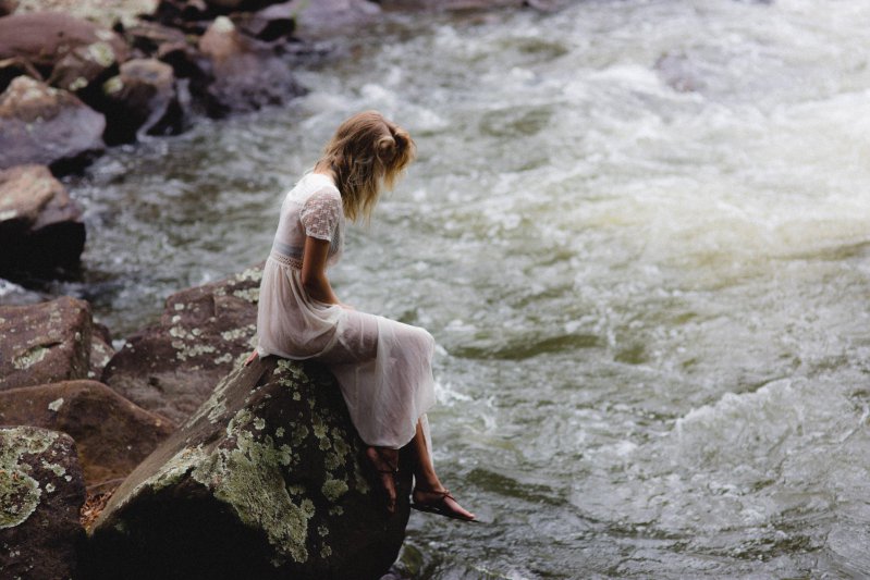Девушка у реки 