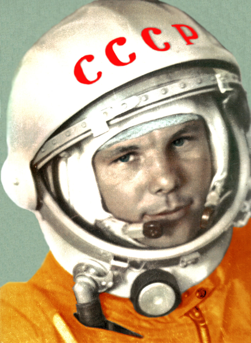 9. Одна из самых бурно обсуждаемых тем, связанных с полётом Гагарина, – это надпись «СССР» на шлеме космонавта. 