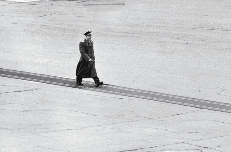 Самолёт подрулил к центральному зданию аэропорта. И вот, первый в мире космонавт, советский майор Юрий Гагарин широко шагает по ковровой дорожке от трапа самолёта к установленной у кромки взлётного поля правительственной трибуне.