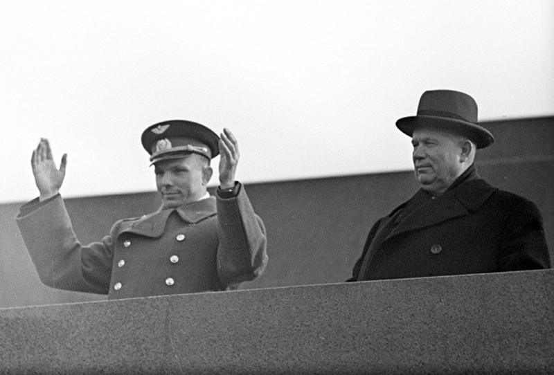 Ю.А.Гагарин на трибуне мавзолея с Н.С.Хрущевым