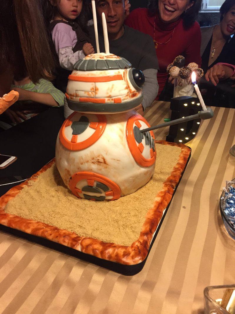 Торт в виде дроида 