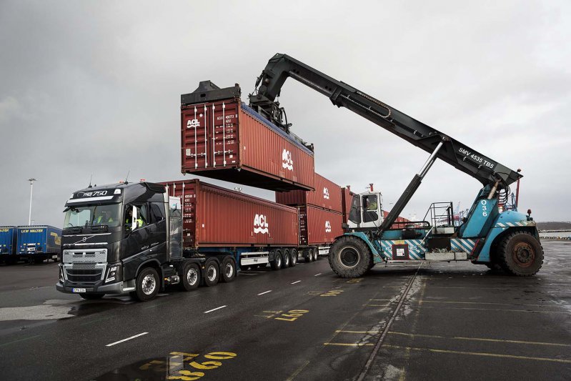 Тягач Volvo протащил автопоезд массой 750 тонн
