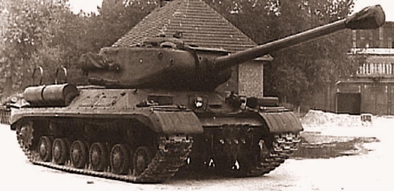 Тяжелые танки ИС-2 против немецкого "Тигра"