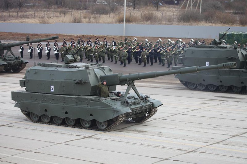 152-мм самоходные гаубицы 2С35 "Коалиция-СВ" опытно-промышленной партии во время первой открытой тренировки парадных расчетов по подготовке к Параду Победы 9 мая 2016 года в Москве.