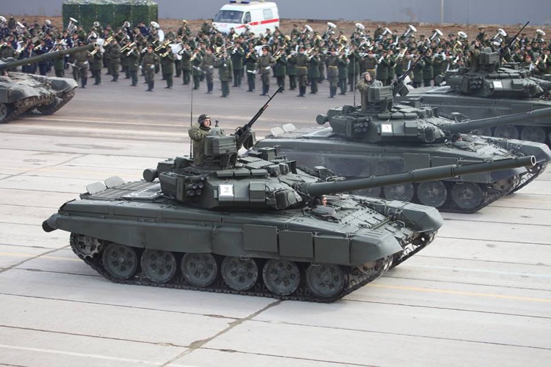 Танки Т-90А во время первой открытой тренировки парадных расчетов по подготовке к Параду Победы 9 мая 2016 года в Москве..