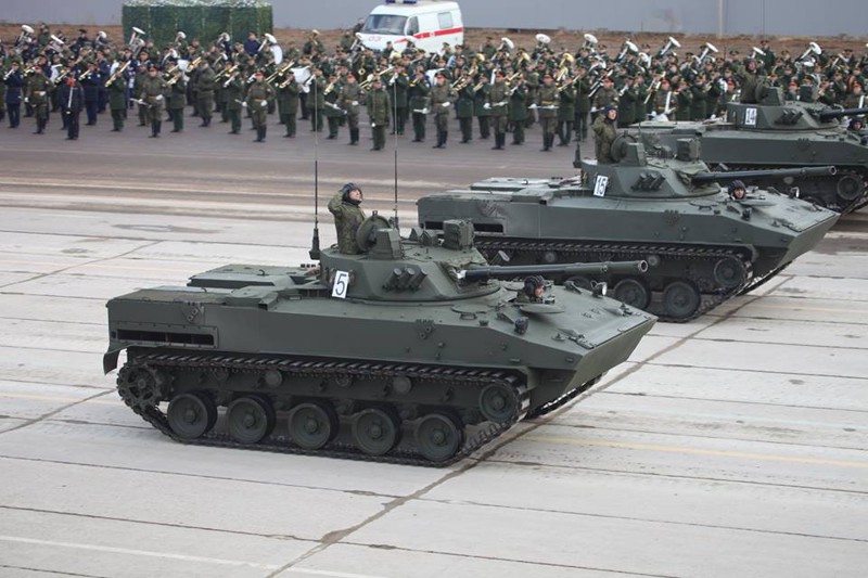 Боевые машины десанта БМД-4М во время первой открытой тренировки парадных расчетов по подготовке к Параду Победы 9 мая 2016 года в Москве. 