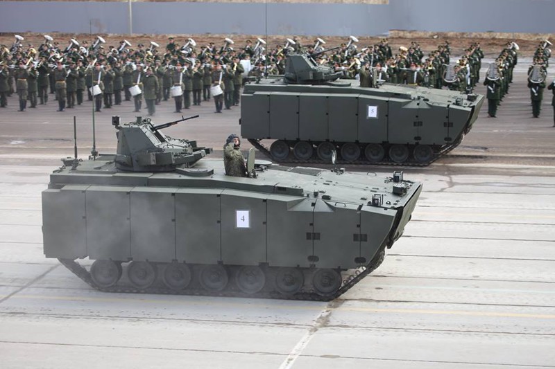 Боевая машина пехоты Б-10 ("Объект 695") на платформе "Курганец-25" опытной партии во время первой открытой тренировки парадных расчетов по подготовке к Параду Победы 9 мая 2016 года в Москве.