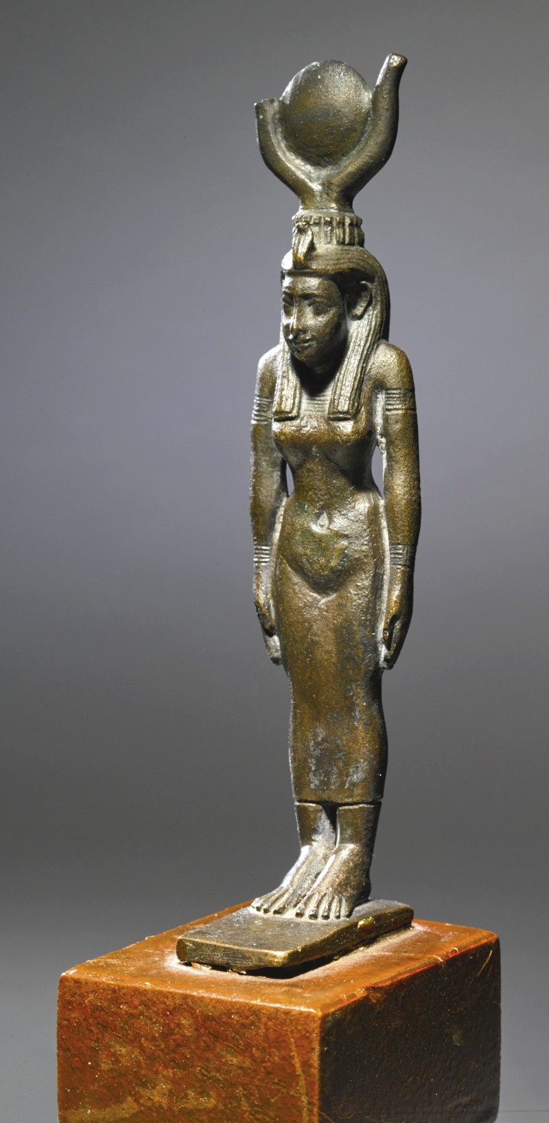 Бронзовая фигура богини, 26-30 династии, 664-342 до Н.Э. Продано за 5 625 $