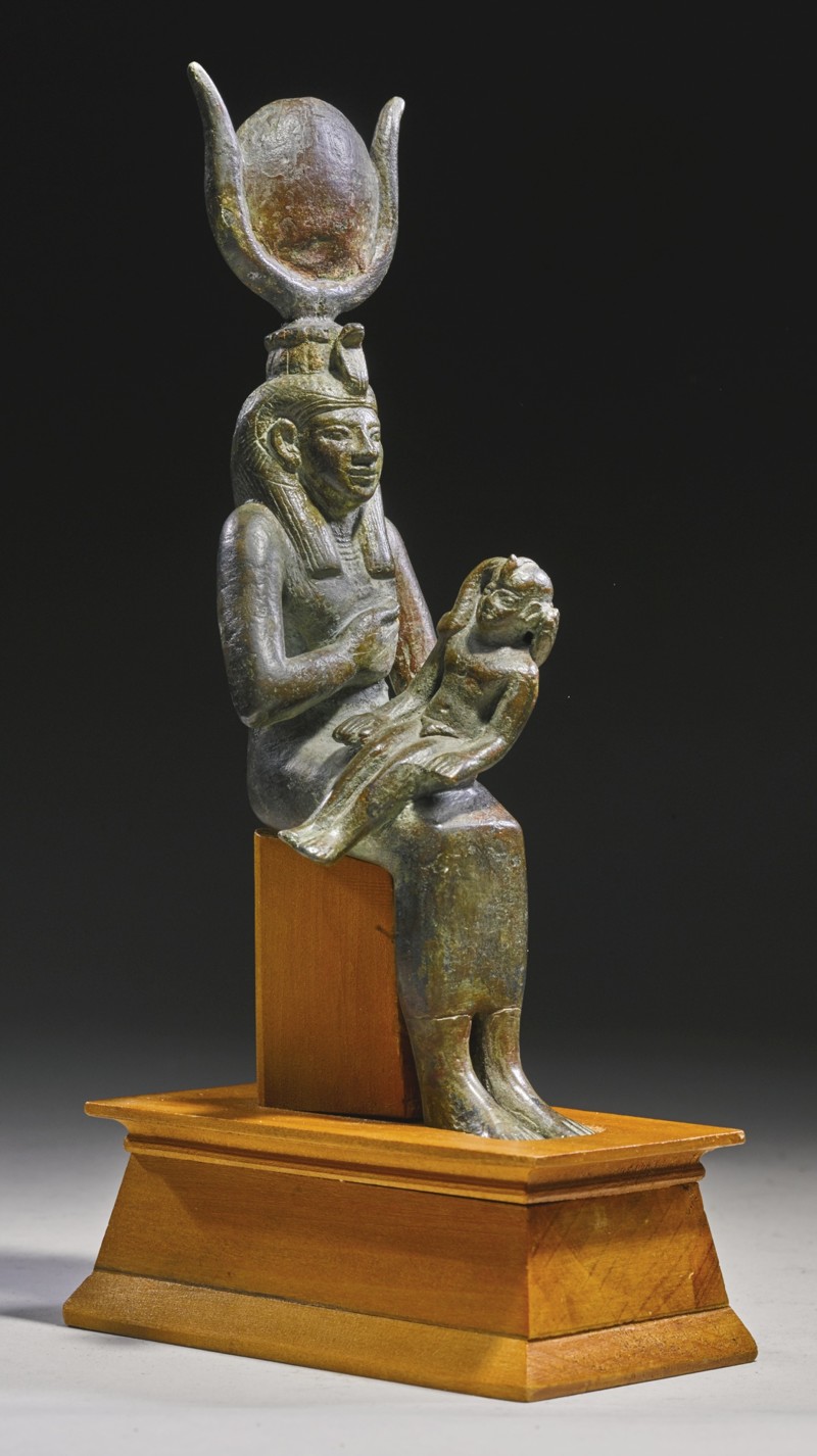 Бронзовая фигура Исиды с Гором, 25-26 династии, 750-525 до Н.Э. Продано за 11 250 $