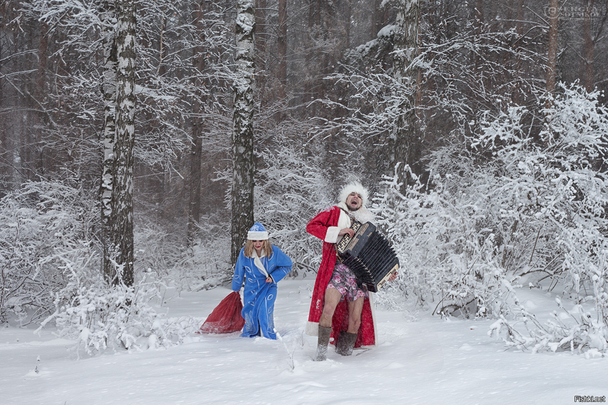 Зима картинки весело. Зима весело. Снегурочка в сугробе. Дед Мороз с гармонью. Праздник в зимнем лесу.