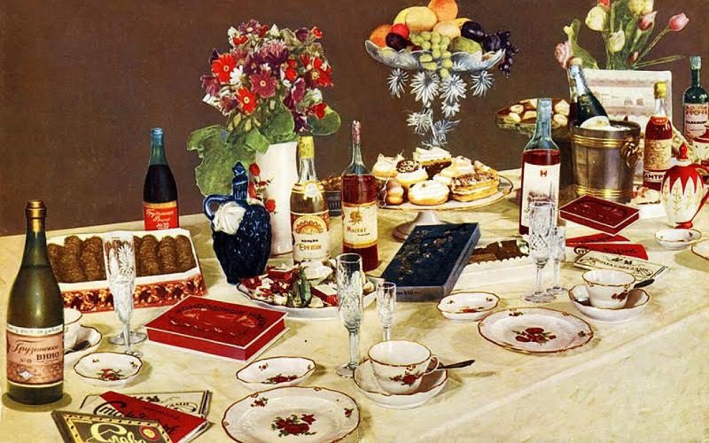 Согласно "Книге о вкусной и здоровой пище" новогодний стол советского человека должен был выглядеть как-то так. Из алкгольных напитков в основом вина и шампанское (в ведерке со льдом), из закусок в основном десерты и фрукты.