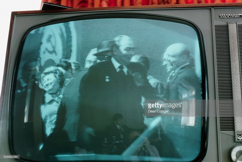Обращения главы государства по телевизору появились тоже в СССР — традицию телеобращений открыл Брежнев в 1971 году, он выступил по первым двум телеканалам 31 декабря в 23:50. 