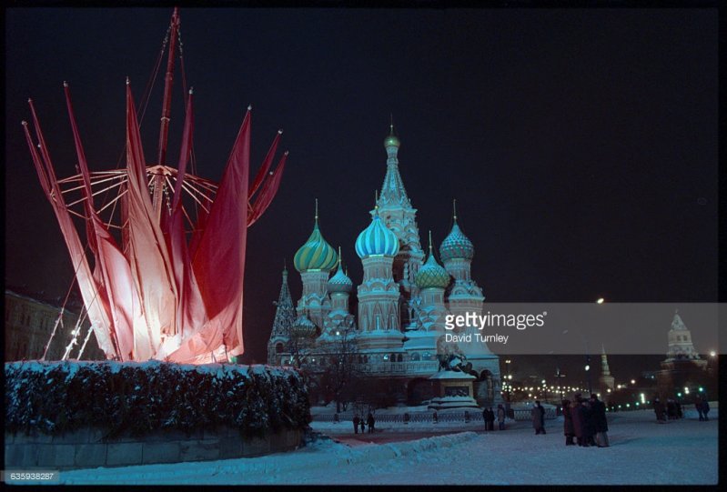 Новогодние украшения на Красной площади в Москве, фото конца 1980-х: