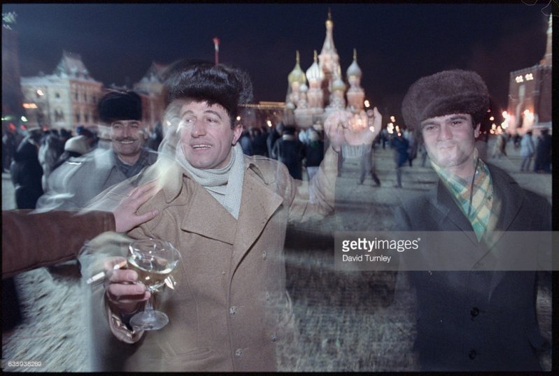 Традиция встречать Новый год на Красной площади тоже появилась ещё в СССР. Дядьки пьют шампанское: