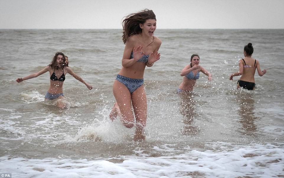 Девочка купается купальник. На пляже купание. Купаться в море. Пляж люди купаются. Девушки купаются.