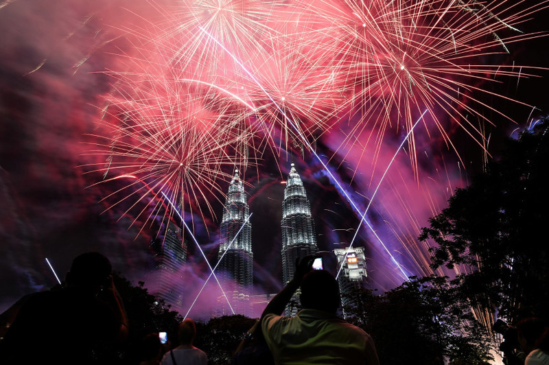 Новый год 2017 в Куала-Лумпур и башни Петронас, 1 января 2017.