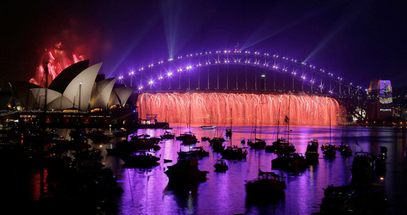 Фейерверки в честь Нового года над Сиднейским оперным театром и мостом Харбор-Бридж, 31 декабря 2016.