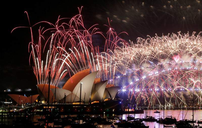 Фейерверки в честь Нового года над Сиднейским оперным театром и мостом Харбор-Бридж, 31 декабря 2016.