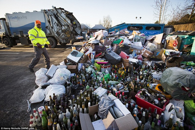 Настоящее похмелье: центры переработки Великобритании переполнены пустыми бутылками