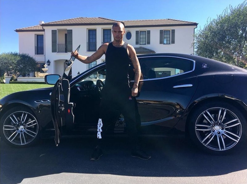 32-летний Джереми позирует у Maserati стоимостью 150 тысяч долларов перед своим огромным особняком. У снимка подпись: «Хорошо быть дома».   
