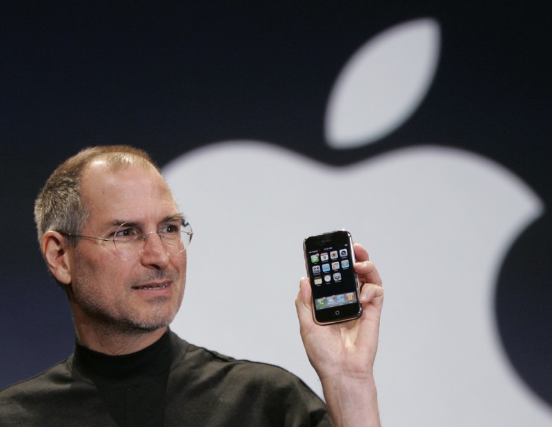 9 января, в самом начале года, компания Apple представила первое поколение смартфона iPhone