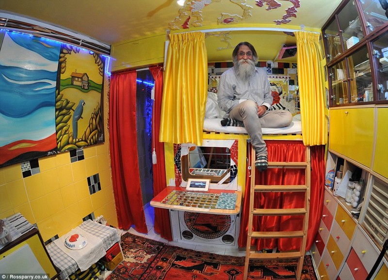 Учитель на пенсии оформил интерьер своей квартиры в стиле Гауди