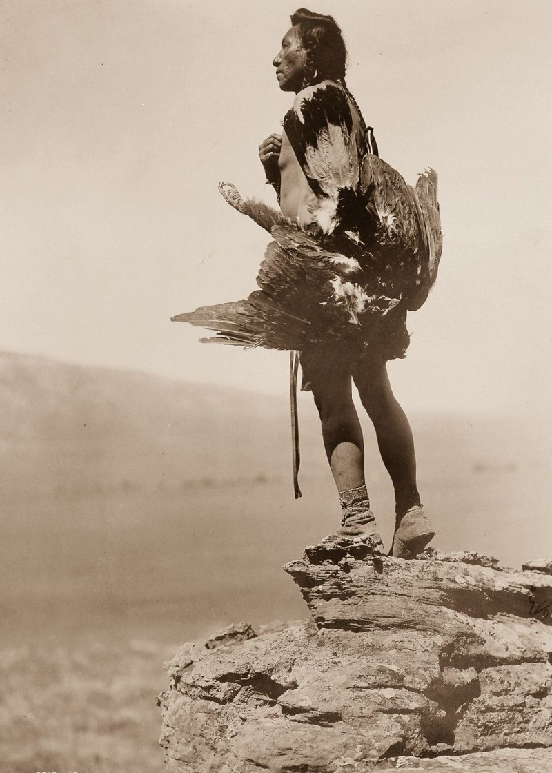 Человек из племени Хидатса с убитым орлом, 1908