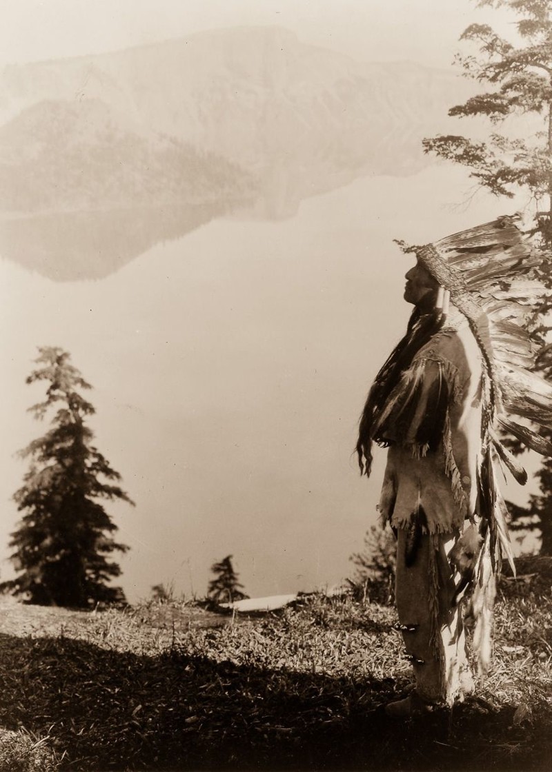 Вождь племени кламатов на холме над озером Кратер, штат Орегон, 1923