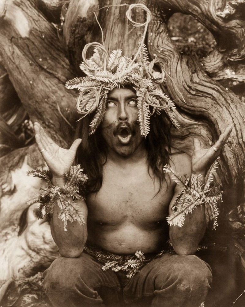 Шаман племени Квакиутль выполняет религиозный ритуал, 1914