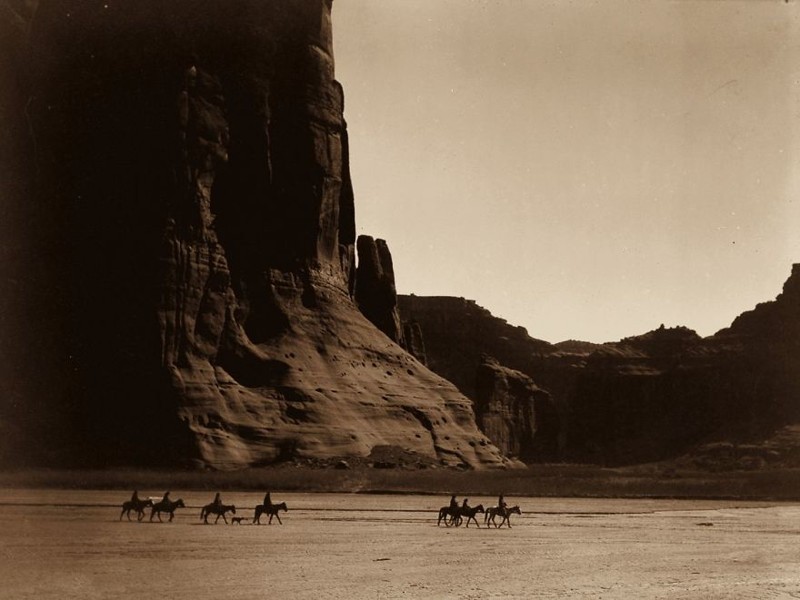 Индейцы племени Навахо в каньоне де Челли, штат Аризона, 1904