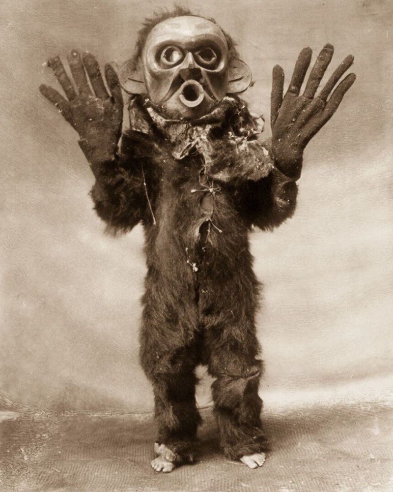 Человек племени квакиутль, одет как Хами ( «опасное существо») во время церемонии Numhlim, 1914