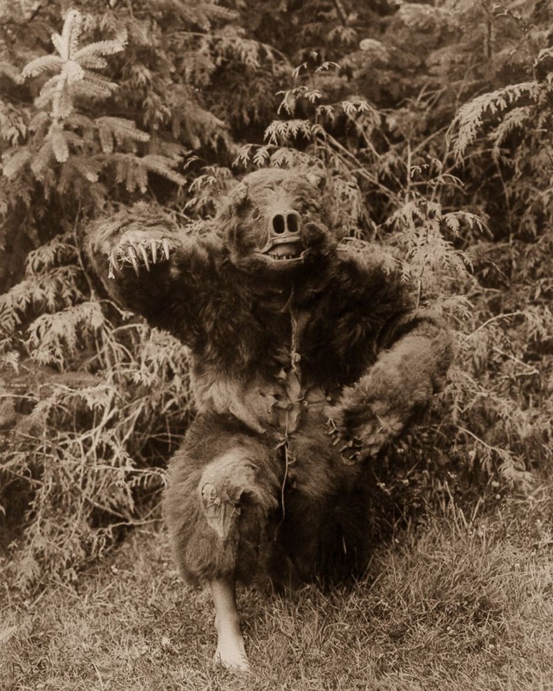 Мужчина в костюме медведя, 1914