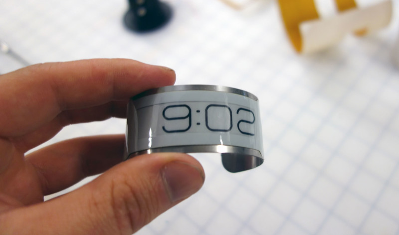 CST-01 — часы-браслет с дисплеем из электронной бумаги