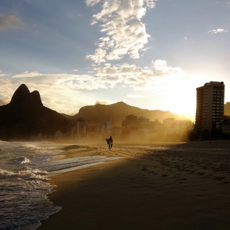 Одинокий серфер на побережье Рио
