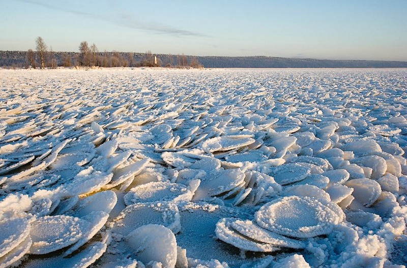 Блинчатый лёд на Онежском озере