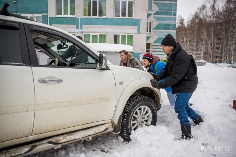 Авто девушка застряла в снегу