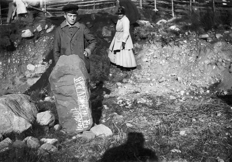 1917 год. Рунный камень, найденный на острове Адельсо. Надпись гласит: «Пусть этот камень стоит в память Опира …»