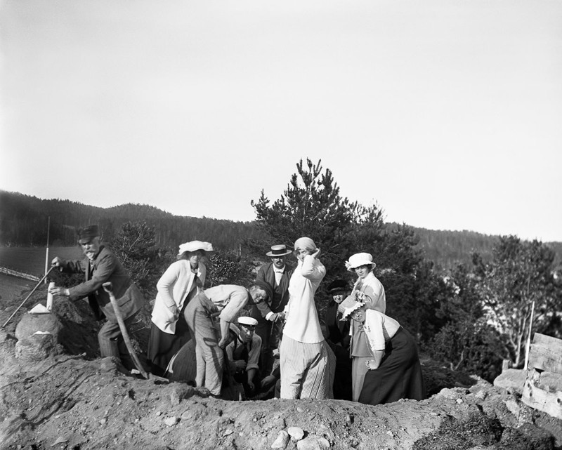 1915 год. Посетители археологических раскопок на месте захоронения железного века возле Хёгабакена