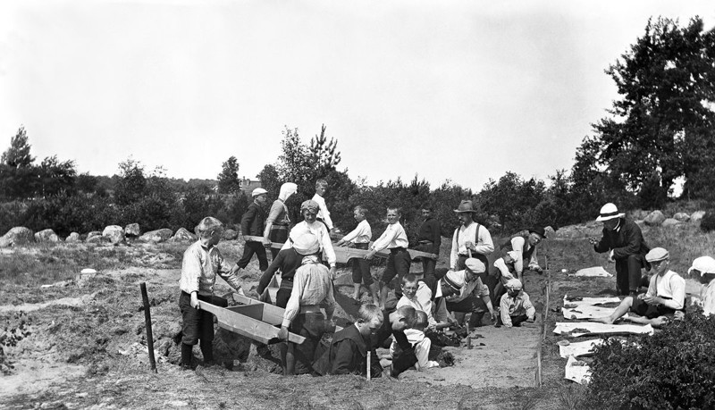 1912 год. Дети участвуют в археологических раскопках поселения каменного века в Сиреторпе 