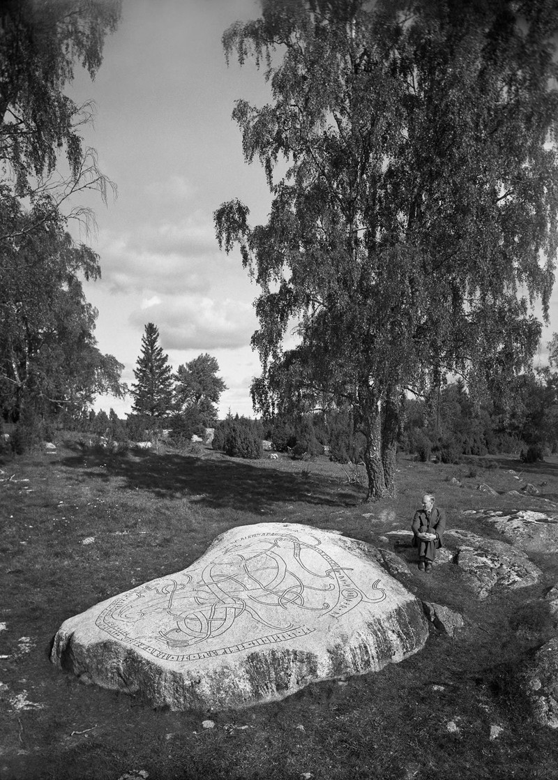 Впечатляющие рунные камни викингов, которыми усеяна Швеция