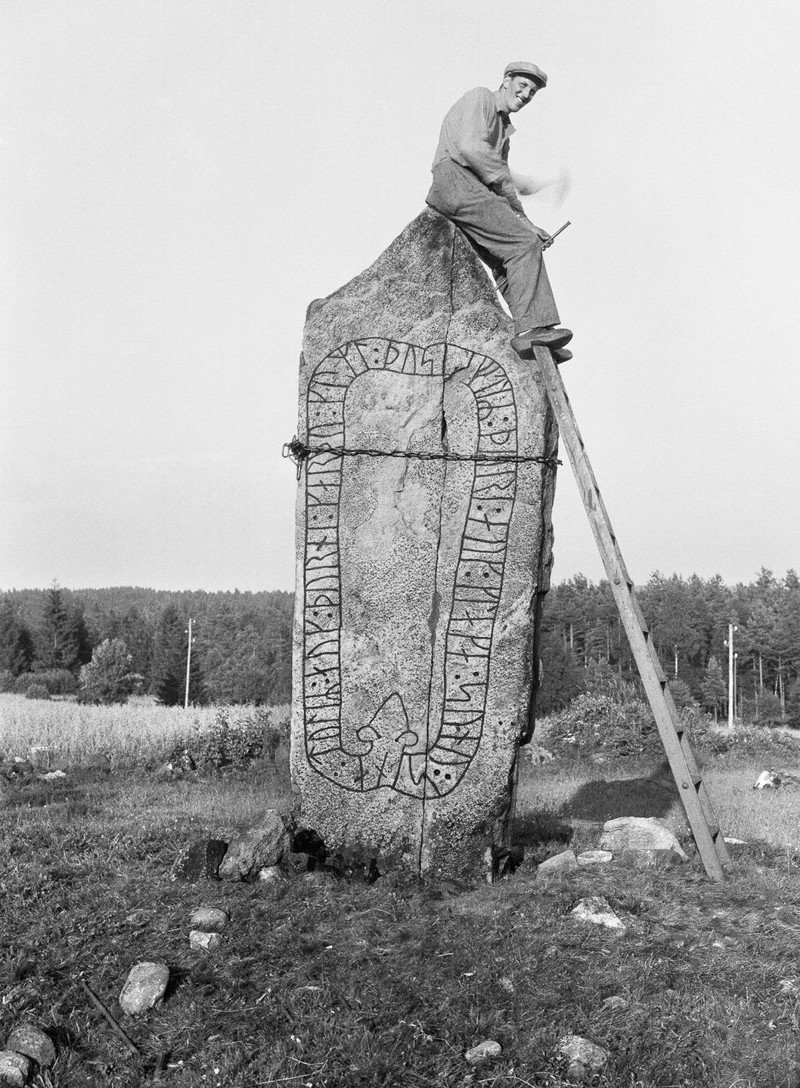 Впечатляющие рунные камни викингов, которыми усеяна Швеция